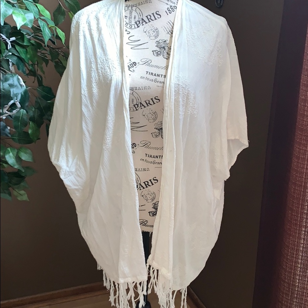 COPY - Billabong Designer’s Closet cream fringed kimono